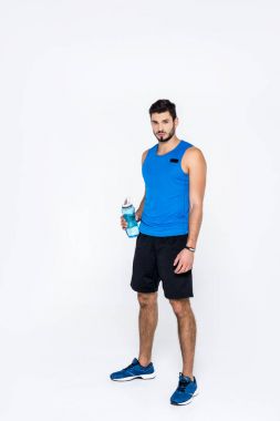 beyaz izole fitness şişeyle atletik genç adam