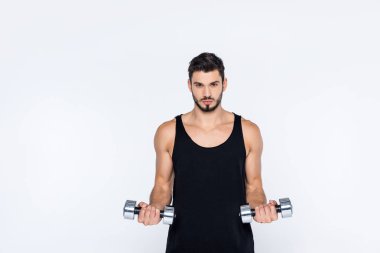 spor giyim üzerine beyaz izole dumbbells ile çalışma dışarı genç adam