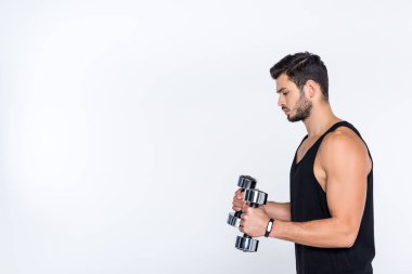 atletik erkek beyaz izole dumbbells ile çalışma dışarı yan görünüm