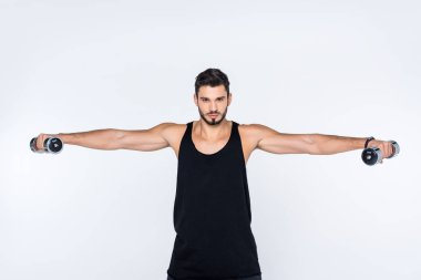 Sportif genç adam beyaz izole dumbbells ile çalışma dışarı