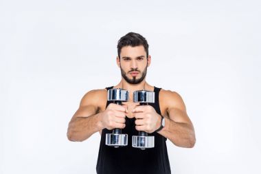 beyaz izole dumbbells ile çalışma dışarı atletik genç adam