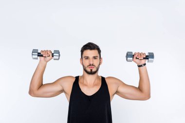 beyaz izole dumbbells ile çalışma dışarı yakışıklı genç