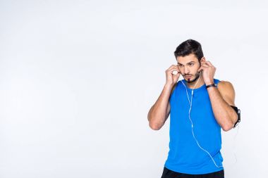 beyaz izole kulaklık ile yakışıklı genç sporcu