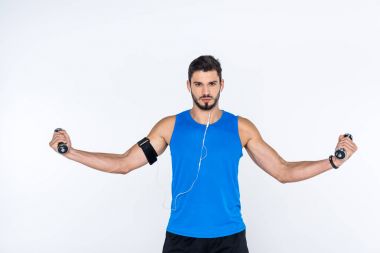 beyaz izole dumbbells ile çalışma dışarı atletik genç adam