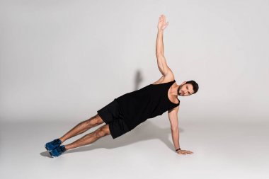yan tahta yapan sportif genç erkek