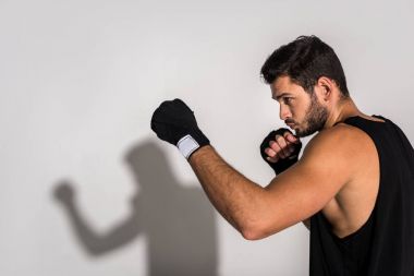 genç savaşçı savunma pozisyonda ayakta yan görünüm
