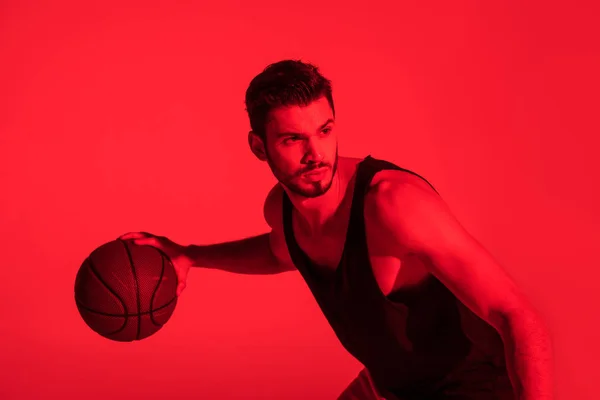 Joven Deportista Enfocado Jugando Baloncesto Mirando Hacia Otro Lado Luz — Foto de stock gratis