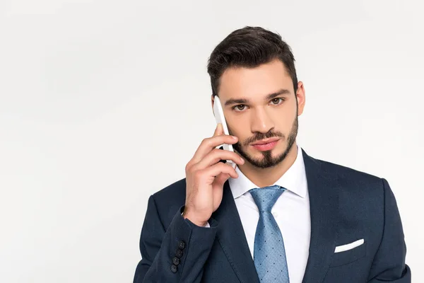 Bonito Jovem Empresário Falando Smartphone Olhando Para Câmera Isolada Cinza — Fotografia de Stock