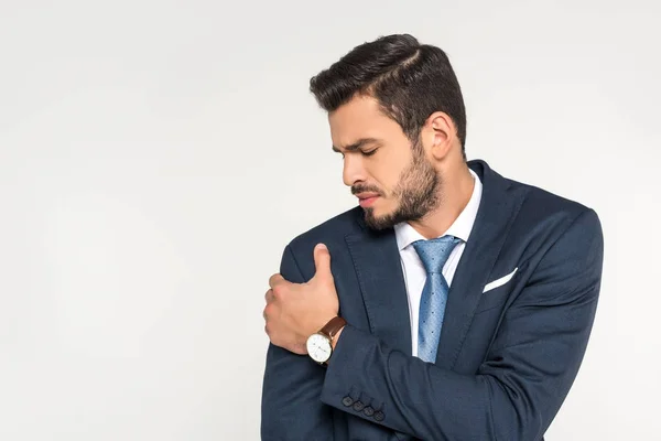 Jovem Empresário Sofrendo Dor Braço Isolado Cinza — Fotografia de Stock