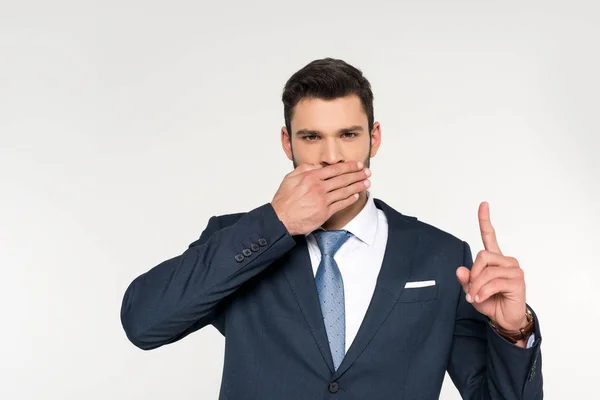 Junger Geschäftsmann Schließt Den Mund Mit Der Handfläche Und Zeigt — Stockfoto