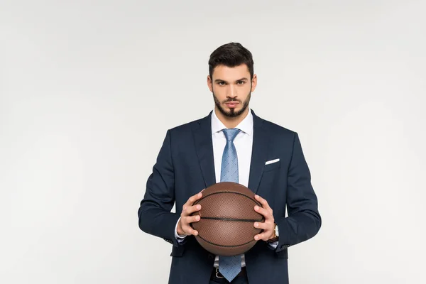 Seriöser Junger Geschäftsmann Hält Basketballball Der Hand Und Blickt Isoliert — Stockfoto