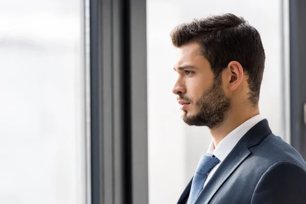 Vista Lateral Joven Hombre Negocios Guapo Mirando Ventana — Foto de Stock