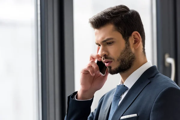 Jovem Empresário Conversando Smartphone Escritório — Fotografia de Stock Grátis