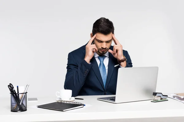 Ung Affärsman Lider Huvudvärk När Använder Laptop Arbetsplatsen — Stockfoto