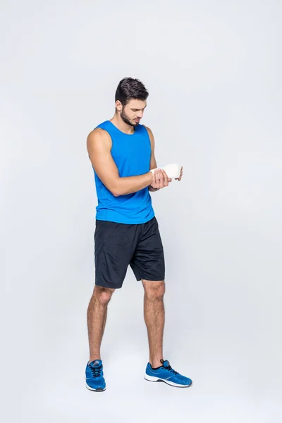 Ağrı Üzerinde Beyaz Izole Bandajlı Ile Sportif Genç Adam — Ücretsiz Stok Fotoğraf