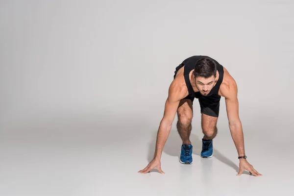 Sportig Unga Löpare Startposition Vit — Stockfoto