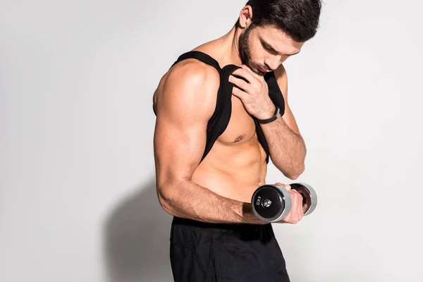 Dumbbell Ile Çalışma Dışarı Yakışıklı Genç — Ücretsiz Stok Fotoğraf