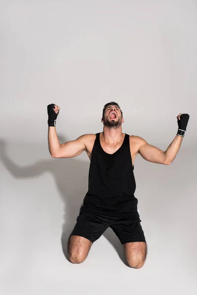 Gritando Luchador Pie Sobre Las Rodillas Superficie Blanca — Foto de Stock