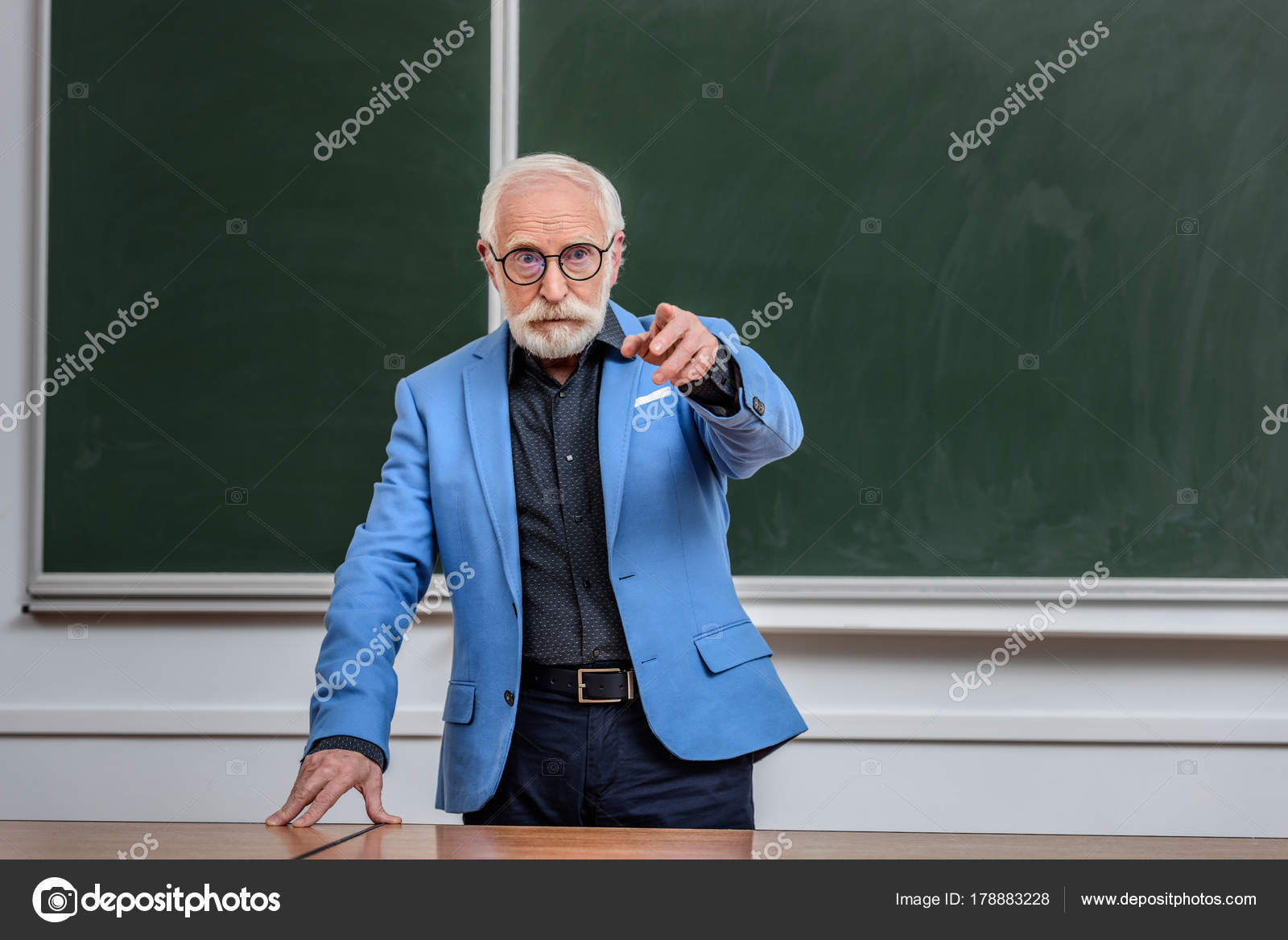 Senior Lecturer Pointing Something Lecture Room — Stock Photo