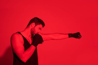 kırmızı ışık altında bandaj kaplı elinizle isabet yapma avcı yan görünüm