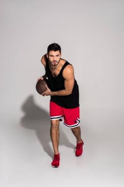 topu ile çalışan yakışıklı genç basketbolcu