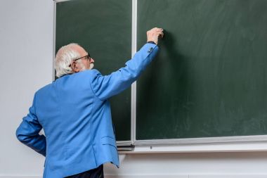 Dikiz blackboard tebeşir ile bir şey yazma öğretim görevlisi