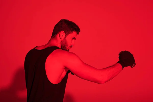 Elleri Ile Genç Savaşçı Yan Görünüm Kırmızı Işık Altında Bandaj — Stok fotoğraf