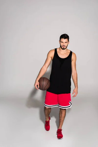 Bel Giovane Giocatore Basket Con Palla — Foto Stock