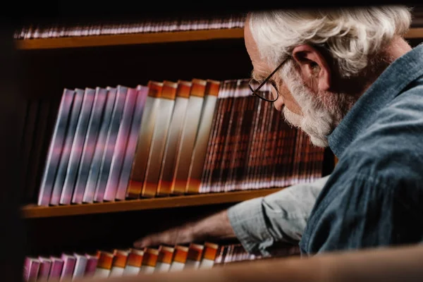 Bibliotecário Cabelo Cinza Procura Livro — Fotografia de Stock