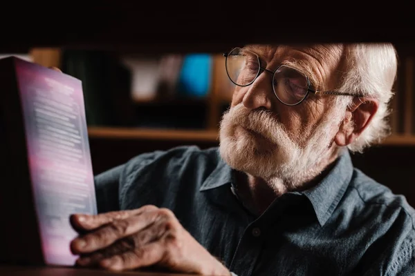 Grått Hår Bibliotekarien Tittar Boken Hyllan — Stockfoto