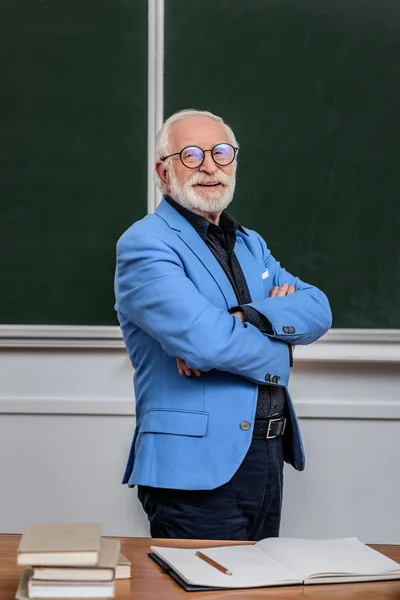 Mosolyog Szürke Haj Professzor Keresztezett Karokkal Állt — Stock Fotó