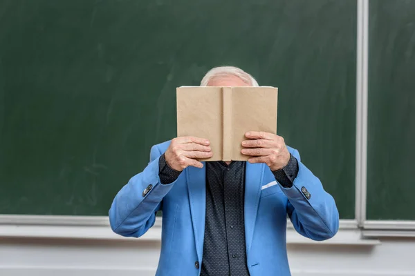 Gris Pelo Profesor Cubriendo Cara Con Libro — Foto de Stock