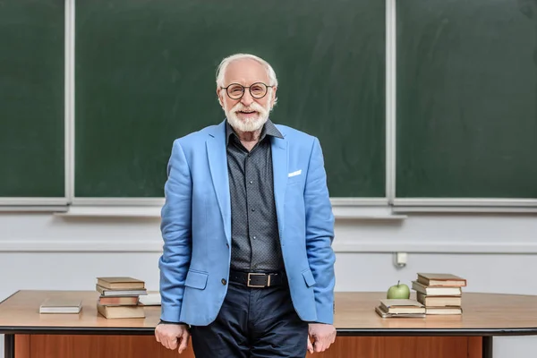 Grinsender Professor Mit Grauen Haaren Steht Hörsaal Und Blickt Die — Stockfoto