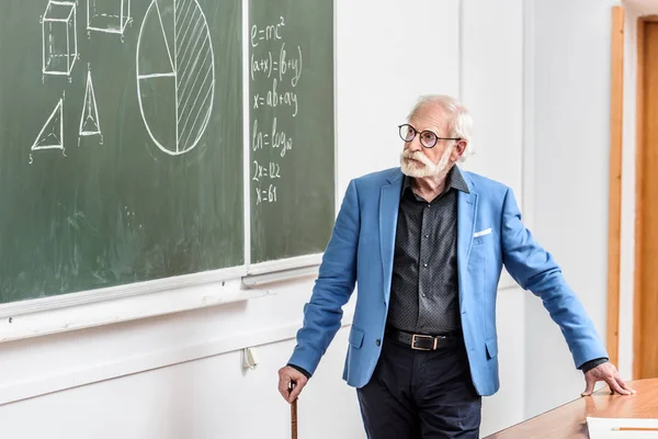 Professor Cabelo Cinza Olhando Para Quadro Negro — Fotografia de Stock