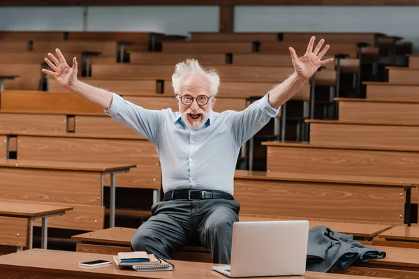 Senior Dozent Leeren Hörsaal Schreit Mit Erhobenen Händen — Stockfoto