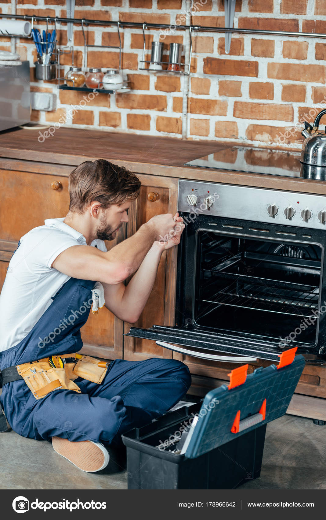 Blick Aus Der Vogelperspektive Auf Junge Reparaturtrupps Die Ofen Küche — Stockfoto