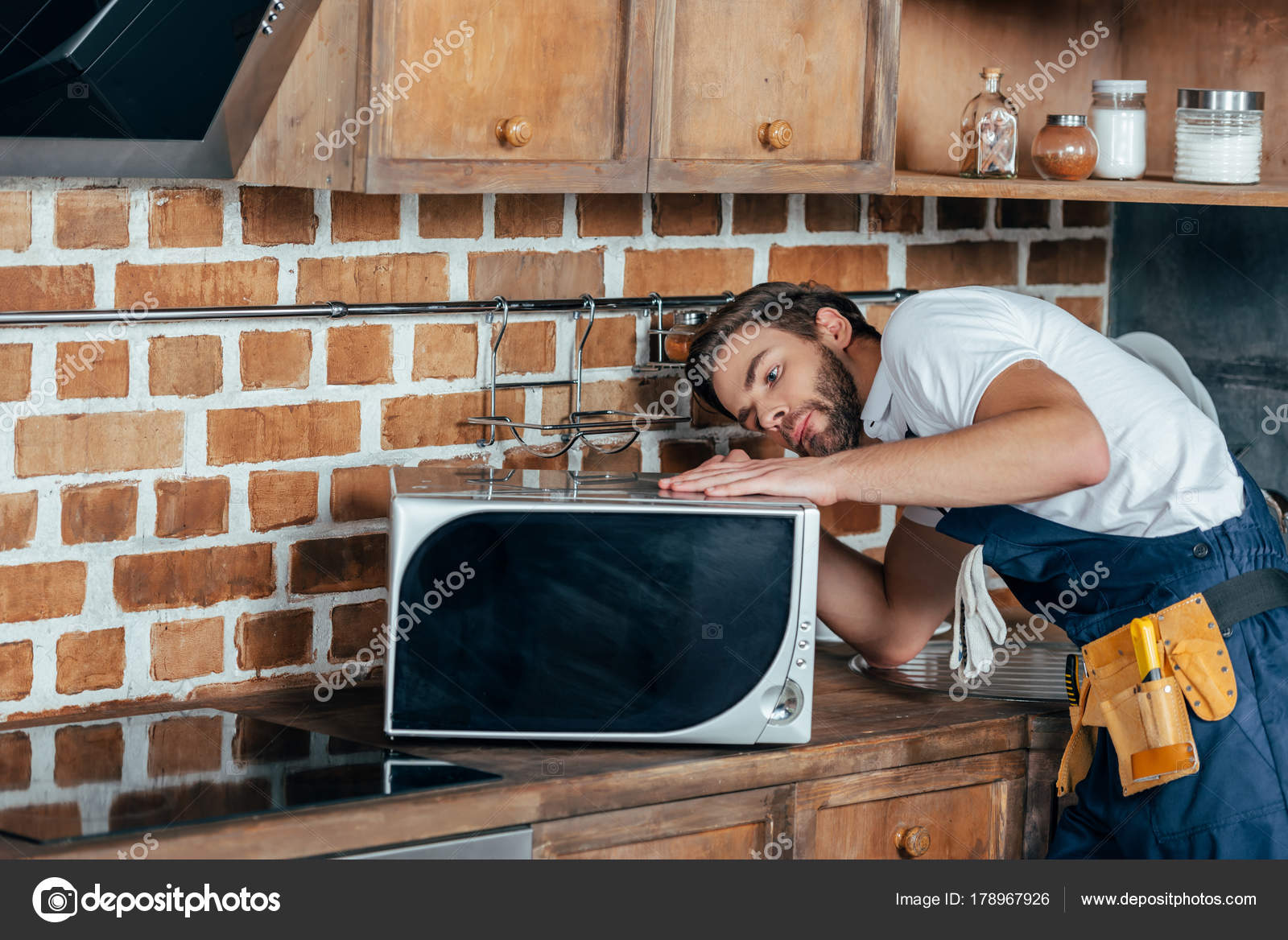 Young Handyman Repairing Microwave Oven Kitchen — Stock Photo