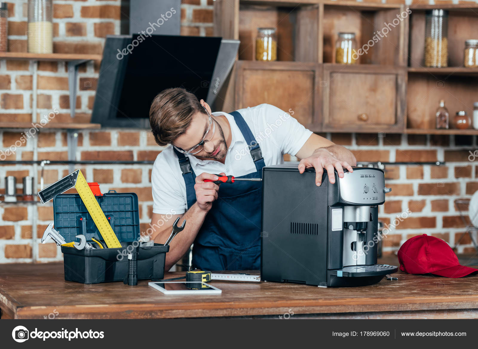 сервисный центр кофемашин. сервисное обслуживание кофемашин. мастер и кофемашина. мастер по ремонту кофемашины. сервис кофемашин.