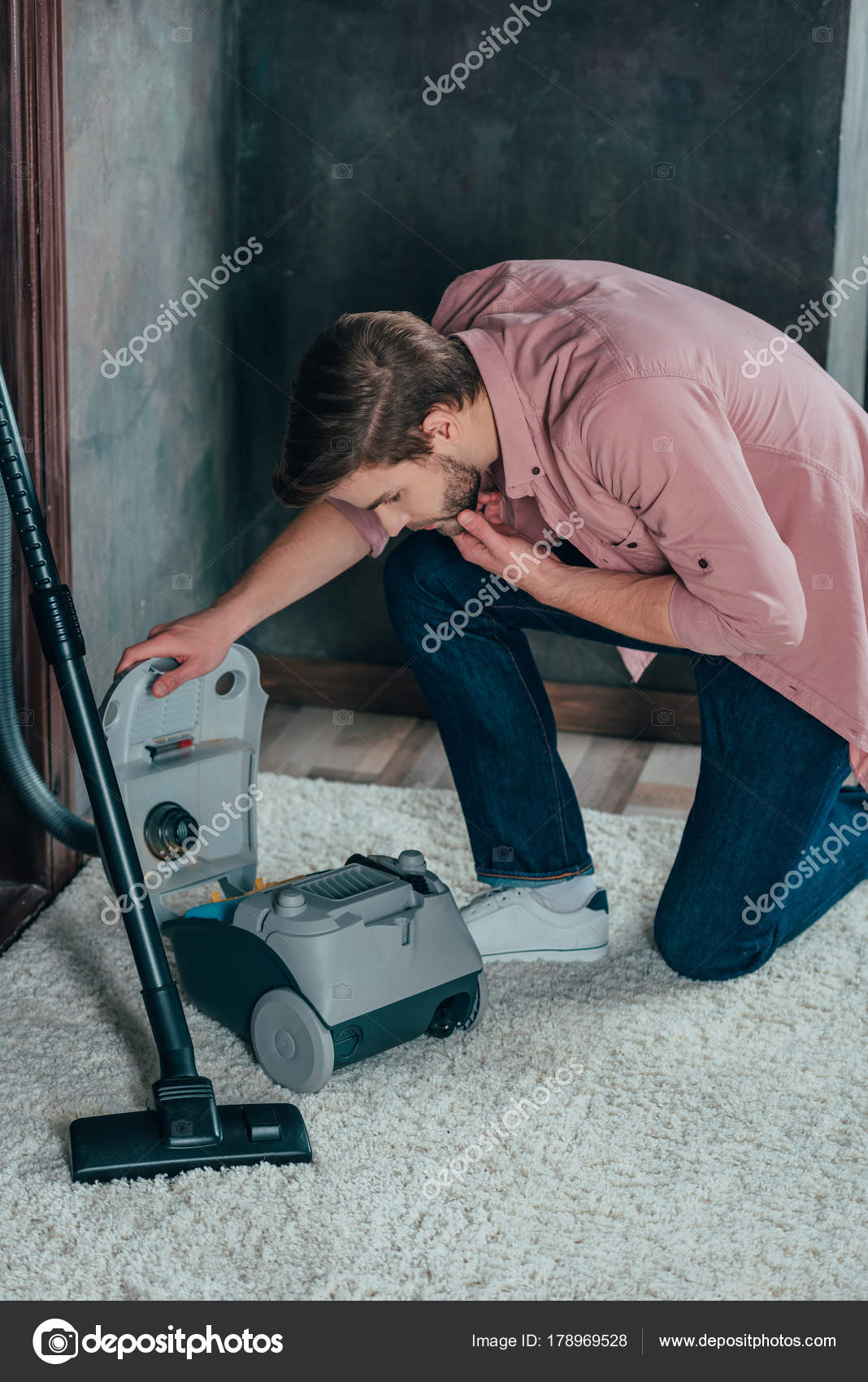 Young Man Looking Broken Vacuum Cleaner Home — Stock Photo