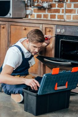 tornavida ile fırın tamir ederken araç seyir tamirci