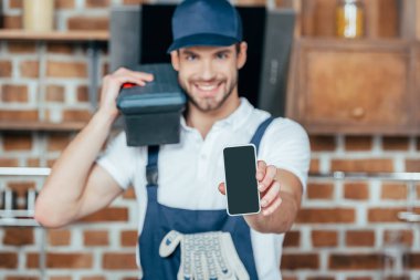 gülümseyen genç ev efendi ile boş perde smartphone holding