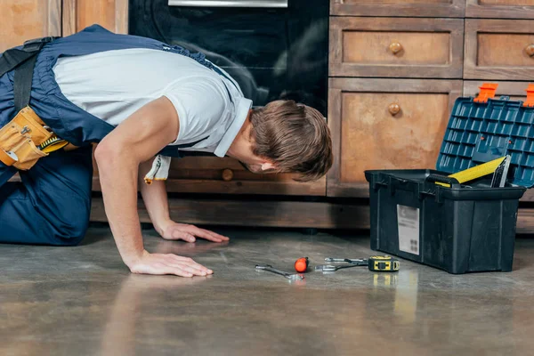 Zijaanzicht Van Jonge Reparateur Met Toolbox Controleren Gebroken Oven — Stockfoto