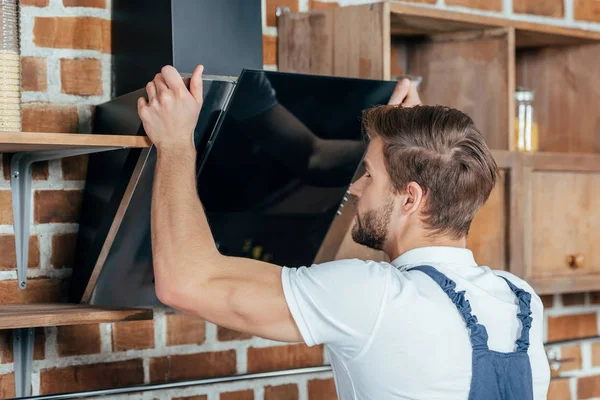 Primer Plano Vista Guapo Joven Manitas Fijación Campana Extractora — Foto de Stock