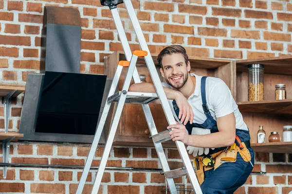 Jovem Capataz Bonito Escada Sorrindo Para Câmera Enquanto Fixa Capuz — Fotografia de Stock