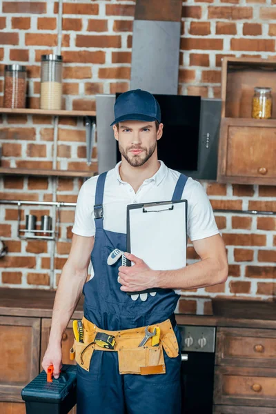 Professionell Hem Master Med Verktygslådan Och Urklipp Tittar Kameran — Stockfoto