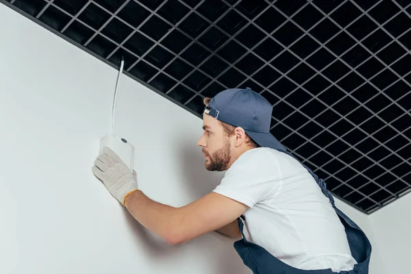 Vista Basso Angolo Giovane Elettricista Fissaggio Allarme Casa Parete — Foto Stock