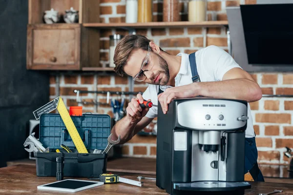 Profissional Jovem Reparador Óculos Fixação Máquina Café — Fotografia de Stock