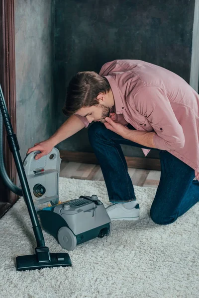 Young Man Looking Broken Vacuum Cleaner Home — Stock Photo, Image
