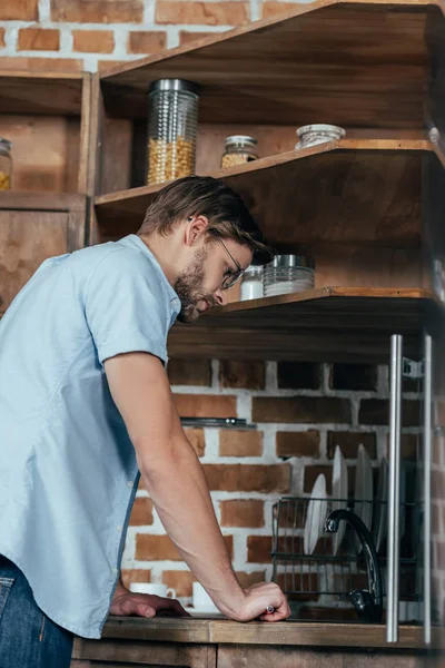 Vista Lateral Joven Casual Que Repara Fregadero Cocina — Foto de stock gratuita