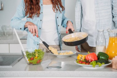 omlet plaka üzerine koyarak kız Resim kırpılmış